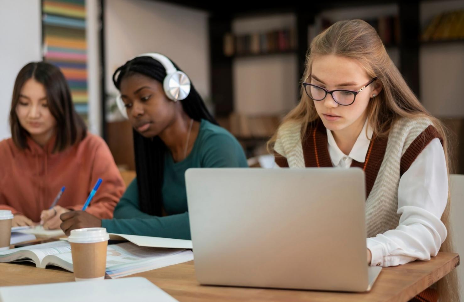 Moderne Budgetplanung mit digitalen Tools und Dokumenten auf einem Schreibtisch